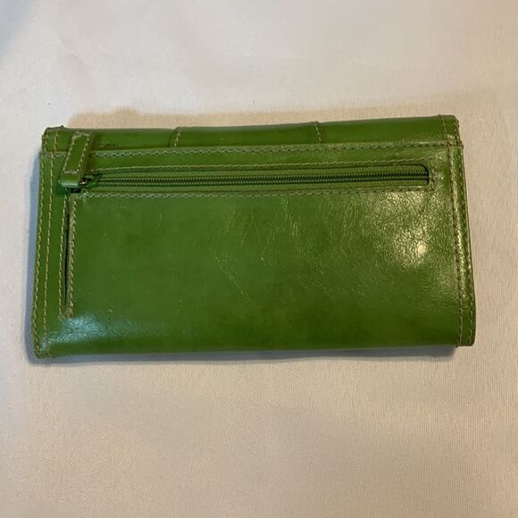 Nine West green wallet.  EUC no flaws - Picture 2 of 6